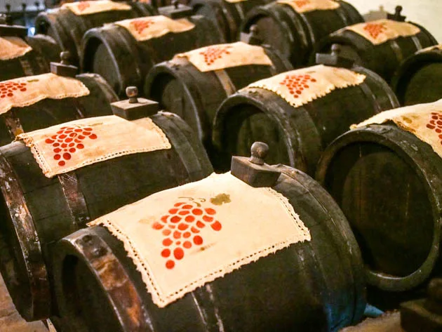 Fûts en bois utilisés pour faire vieillir le vinaigre balsamique