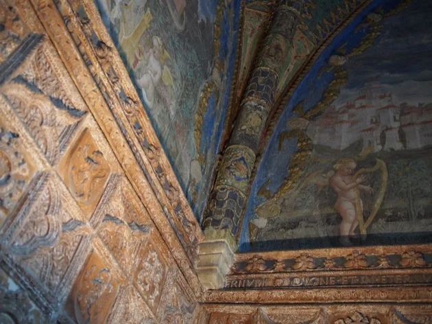 Salle ornée de fresques près de Parme