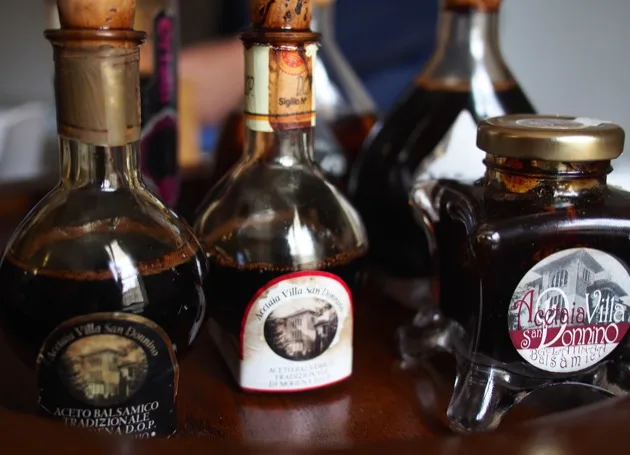 Bouteilles de vinaigre balsamique traditionnel à Modène