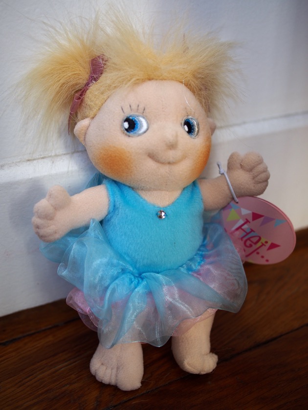 Une jolie poupée suédoise pour ma poupée (cadeau inside)