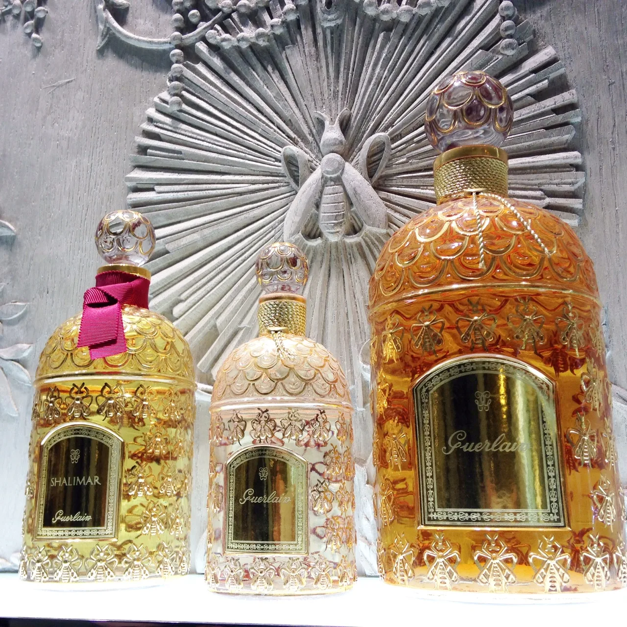 Des flacons de parfum Guerlain ornés exposés à Versailles