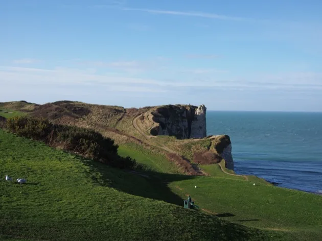 Arc de mer de La Manneporte et falaises herbeuses à Étretat
