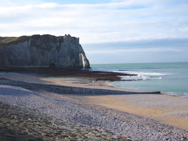 Falaise d'Aval et plage de galets à Étretat