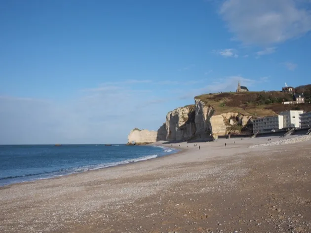 Plage d'Étretat et arc de la Porte d'Aval