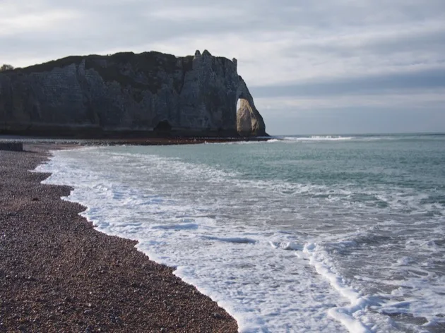 Vagues déferlantes sur la plage de galets d'Étretat