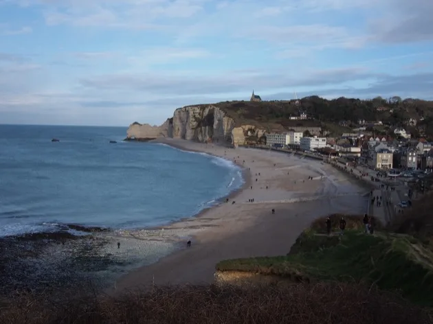 Bord de mer et falaises d'Étretat vus d'en haut