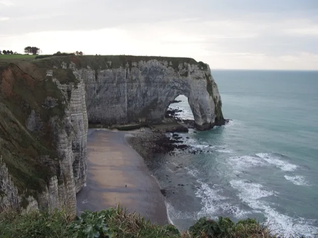 Arc de la Porte d'Amont et falaises de craie à Étretat