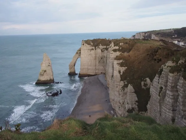 Rocher de l'Aiguille et arc de la Porte d'Aval à Étretat