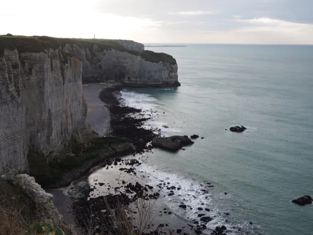 Falaises de craie et rochers exposés à marée basse