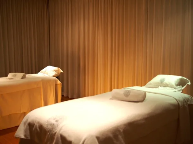 Tables de massage préparées au spa de l'hôtel