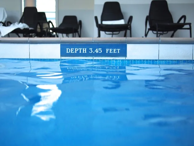 Marquage de profondeur au bord de la piscine de l'hôtel
