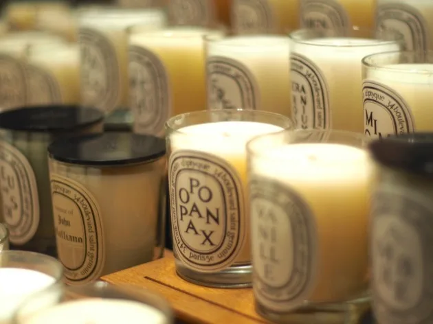 Bougies parfumées Diptyque exposées dans une boutique