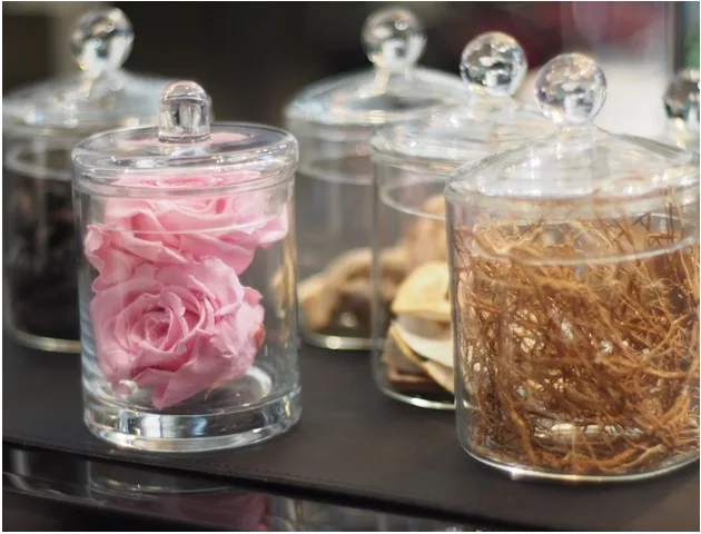 Ingrédients de parfum dans des bocaux en verre lors d'un atelier de parfum