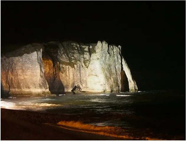 Falaises de craie illuminées la nuit à Étretat