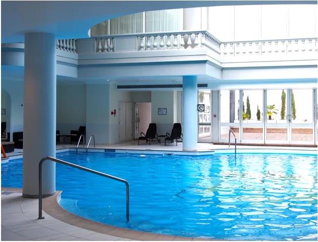 Piscine couverte du Waldorf Astoria Versailles