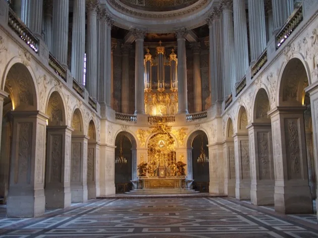 Autel doré à l'intérieur de la Chapelle Royale de Versailles