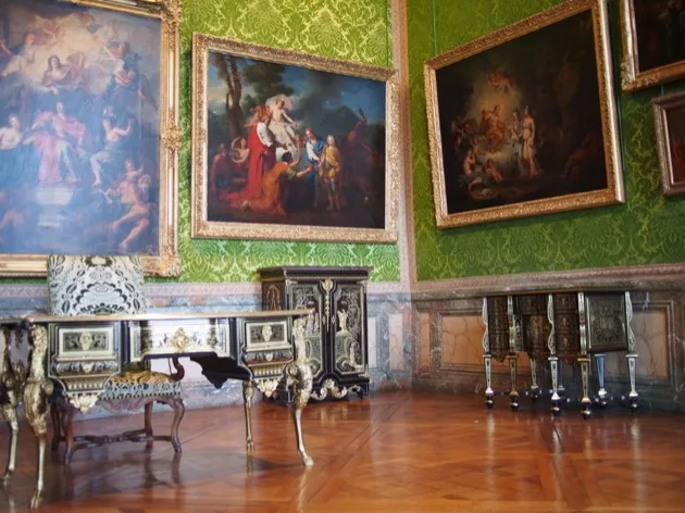 Tableaux et meubles dorés dans un salon d'apparat de Versailles