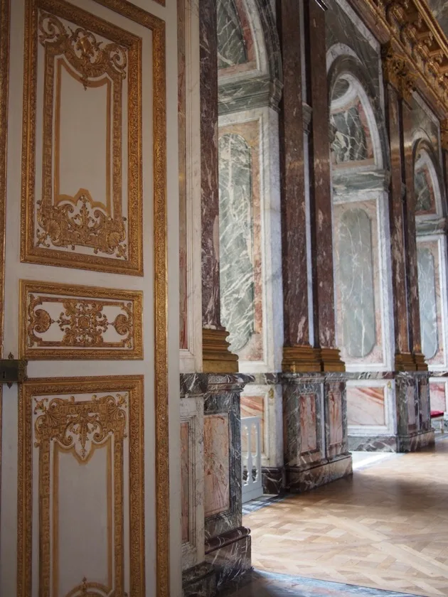 Porte bordée de marbre entre les salles du château de Versailles