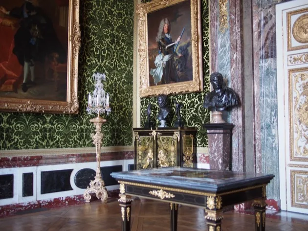 Chambre royale ornée de murs à motifs verts