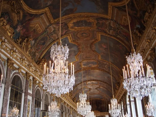 Lustres en cristal et plafond peint dans la galerie des Glaces