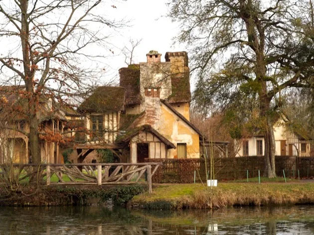 Chalet rustique au bord d'un étang dans le Hameau de la Reine