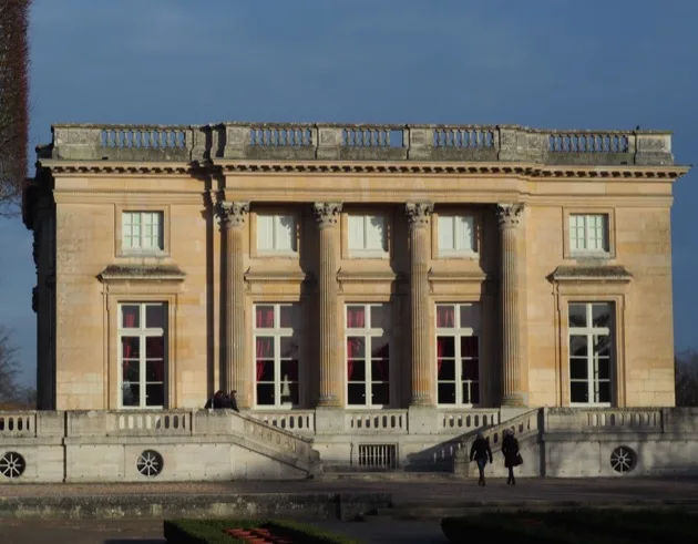 Façade du Petit Trianon sous un ciel sombre