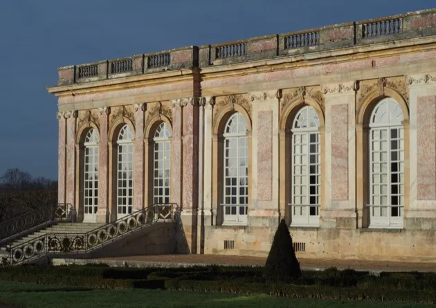 Façade du Grand Trianon et escalier en pierre