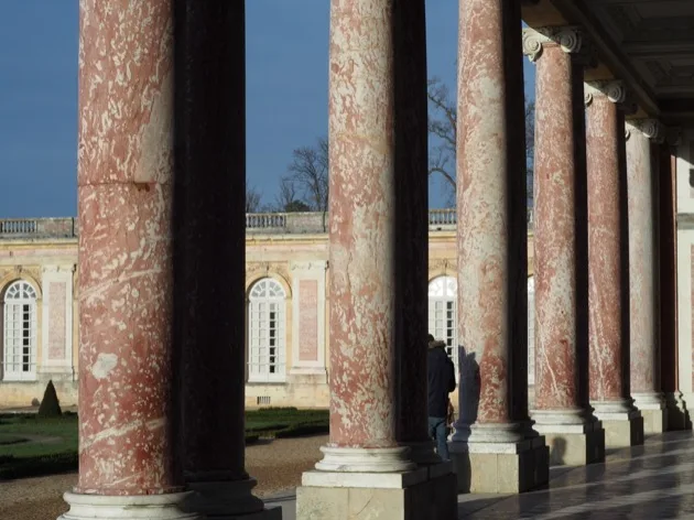 Colonnes de marbre rouge le long d'une colonnade du Grand Trianon