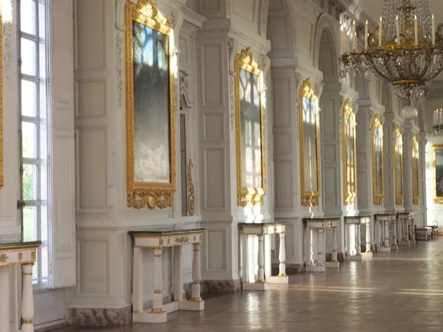 Galerie de miroirs et cadres dorés à l'intérieur du Grand Trianon