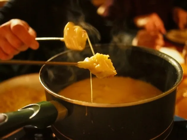 Fondue au fromage servie dans un restaurant de montagne