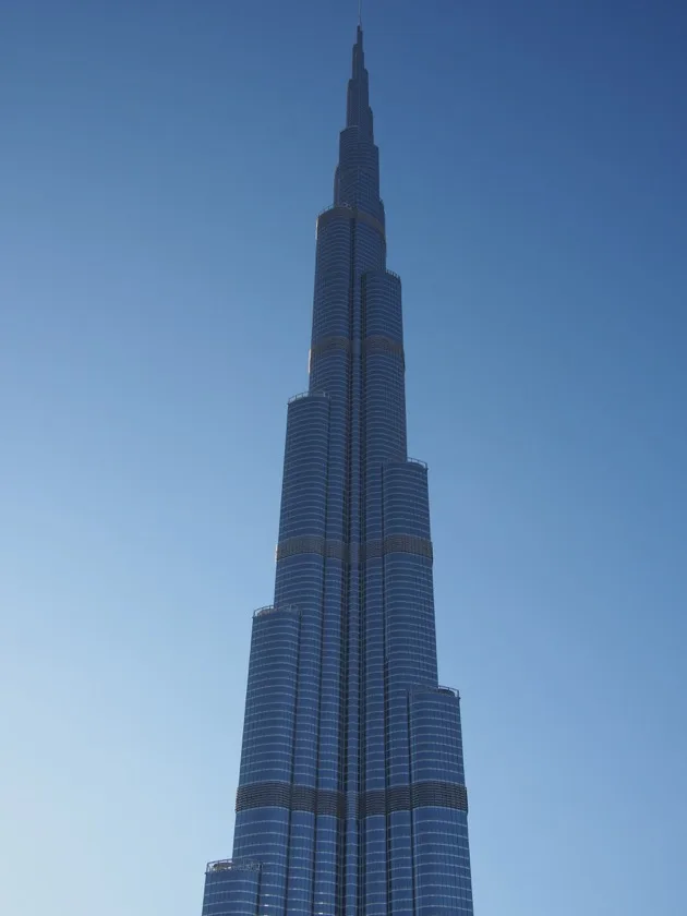 Burj Khalifa s'élevant dans un ciel bleu clair