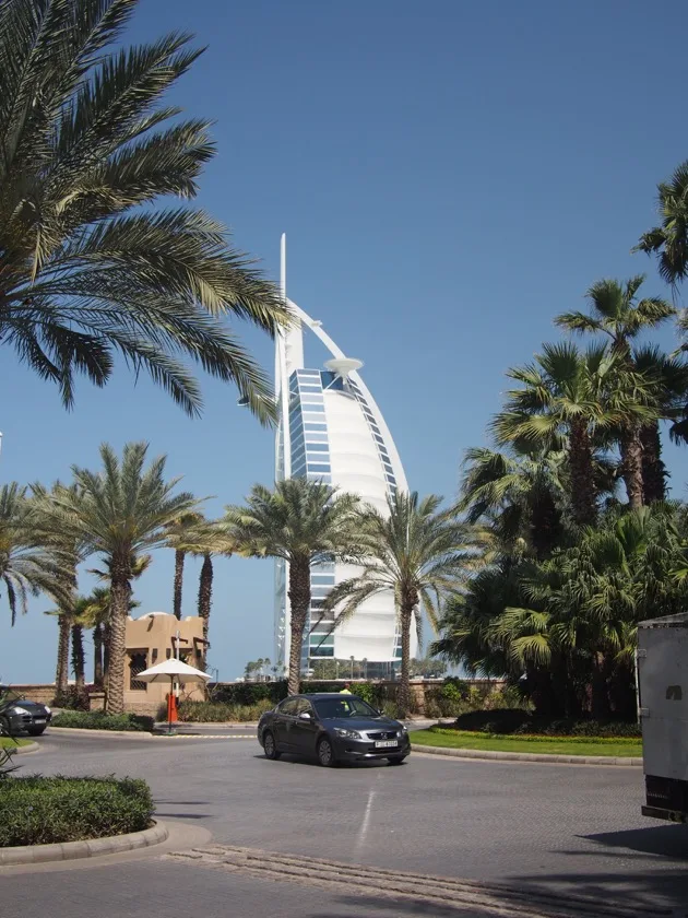 Burj Al Arab vu à travers les palmiers à Dubaï
