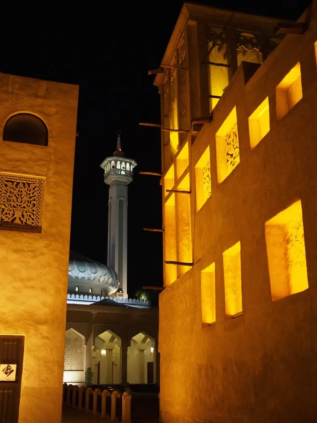 Allée éclairée aux lanternes dans le vieux quartier de Dubaï la nuit