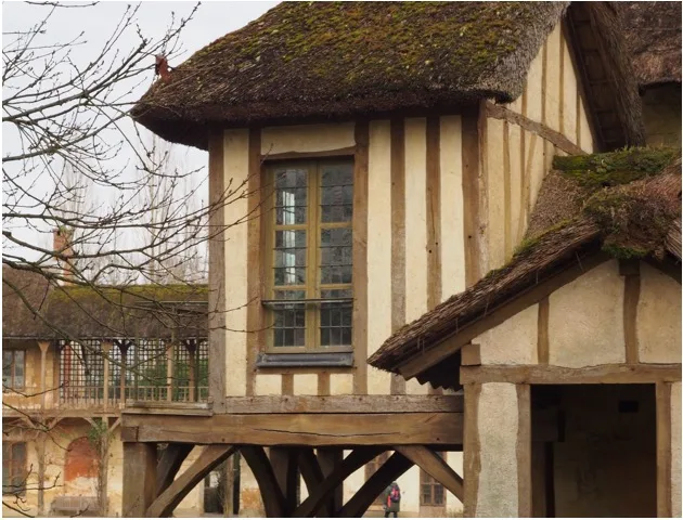 Maison en bois au toit de chaume dans le Hameau de la Reine
