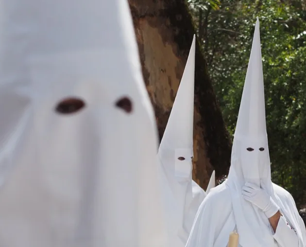 Nazarenos en cagoules blanches pointues à Séville