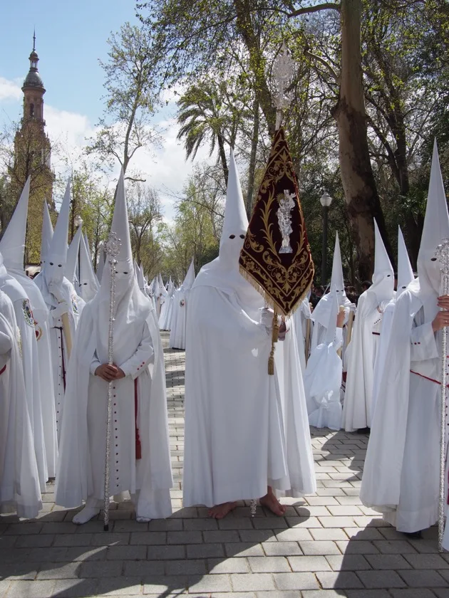 Procession de la Semaine Sainte des pénitents en robe blanche à Séville