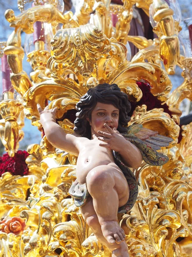 Détail d'un chérubin doré sur un char de la Semaine Sainte