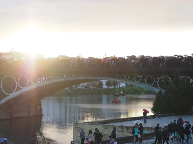 Pont de Triana sur le Guadalquivir au coucher du soleil