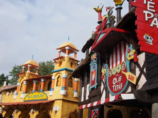 Façades aux couleurs vives dans le quartier de la rue de Paris du Parc Astérix