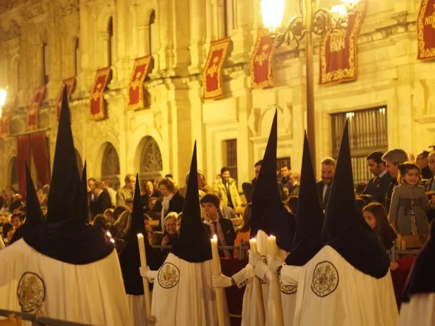 Procession nocturne de la Semaine Sainte à Séville
