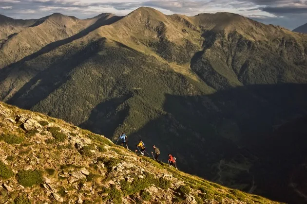 Randonneurs traversant une crête dans les Pyrénées andorranes