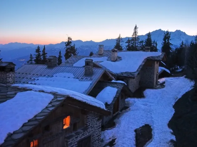 Chalets enneigés au coucher du soleil à La Rosière