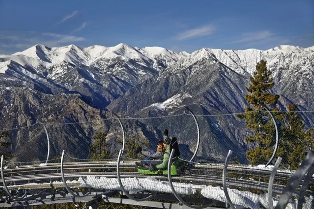 Balade en luge surplombant les sommets enneigés des Pyrénées