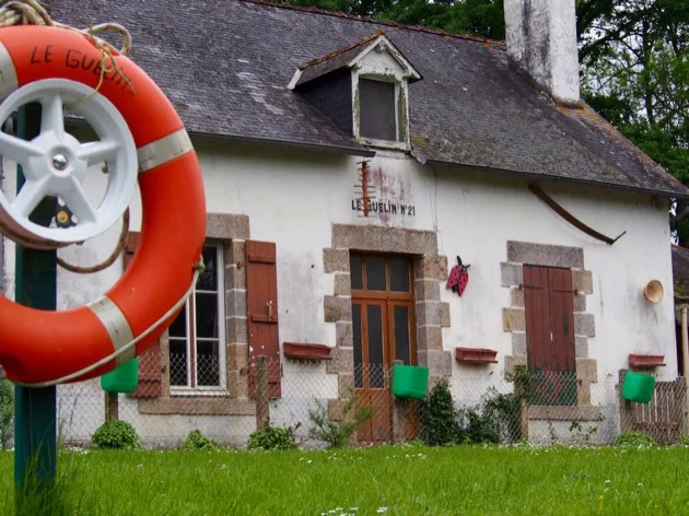 Maison éclusière au bord du canal Nantes-Brest