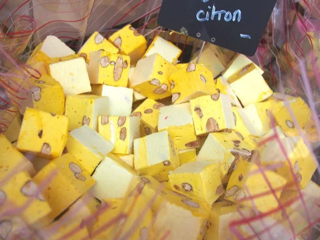 Nougat au citron exposé dans une confiserie à La Gacilly