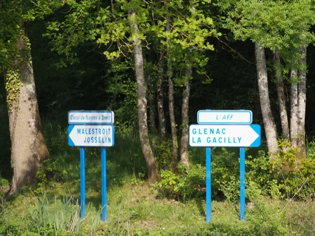 Panneaux de direction au bord du canal Nantes-Brest