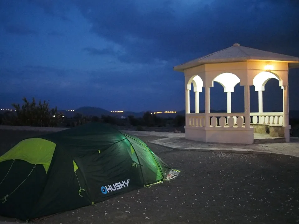 Tente verte près d'un kiosque éclairé à la tombée de la nuit