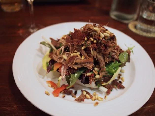 Salade asiatique servie dans un restaurant de Leeds