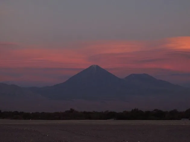 Volcan Licancabur qui se profile au coucher du soleil dans le désert d'Atacama