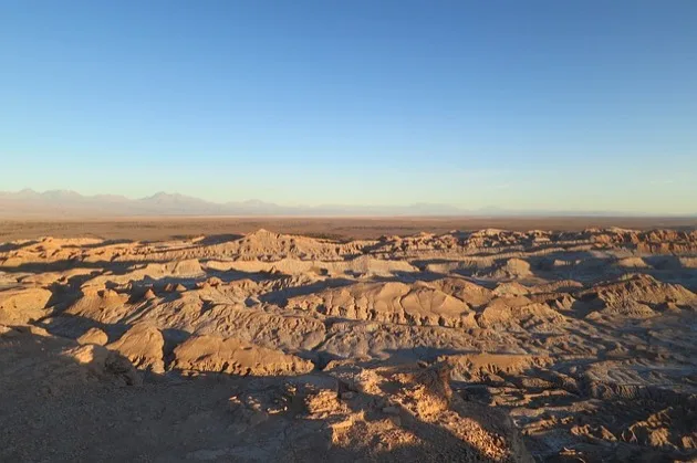 Formations rocheuses ensoleillées dans le désert d'Atacama